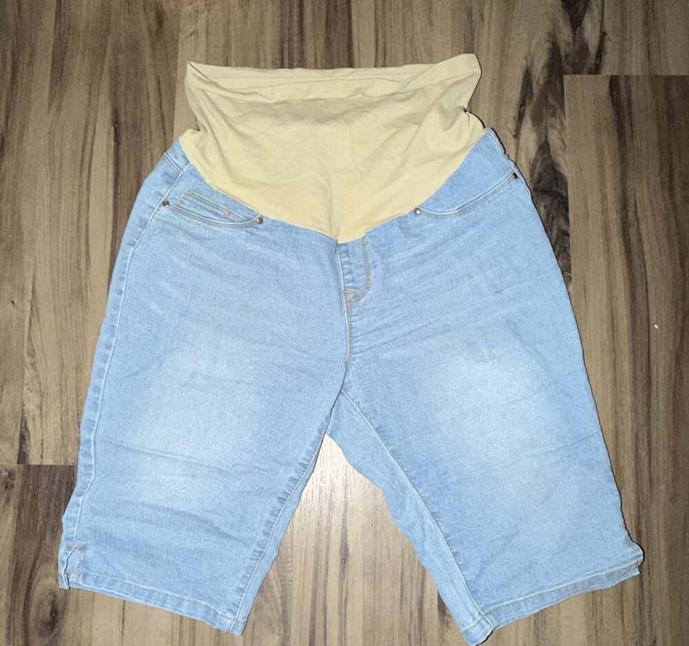 Hybrid & Company Maternity Denim Shorts Light Wash